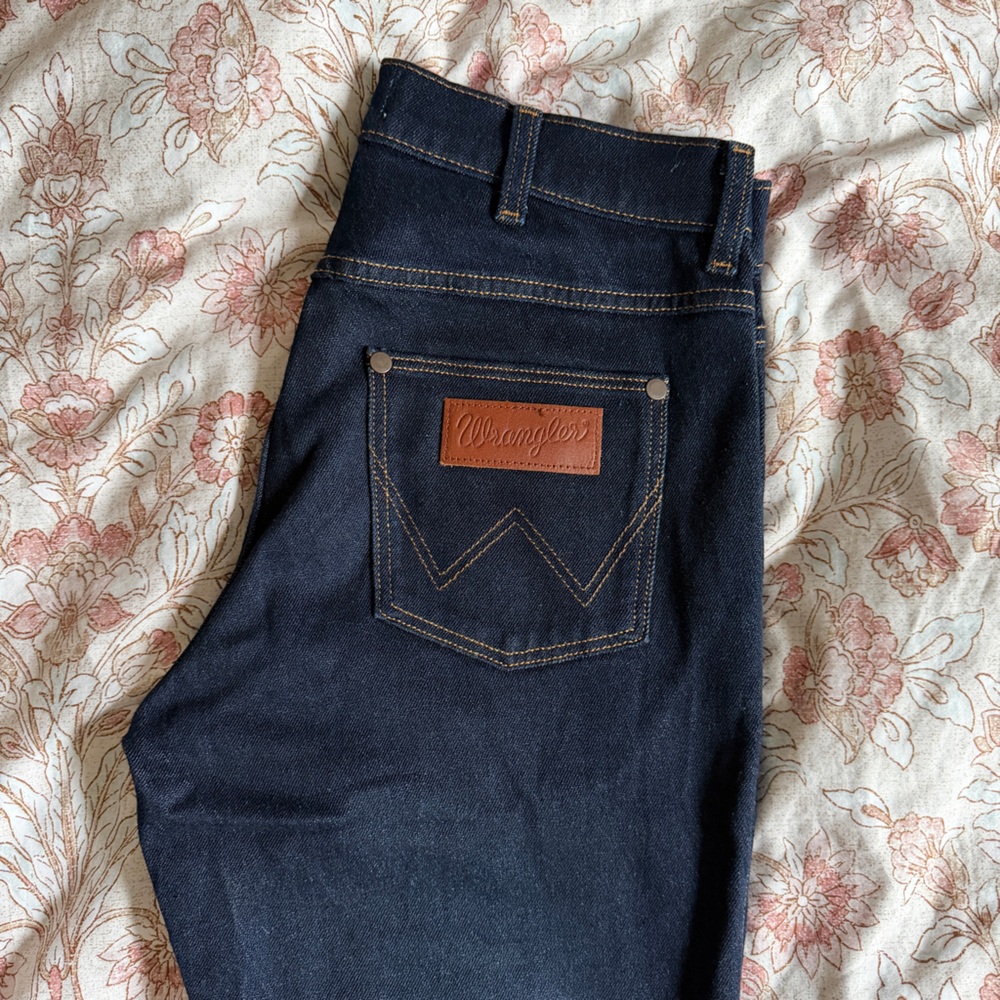 Wrangler Men’s Dark Indigo Straight Jeans with Brown Leather Patch